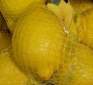 Was-hilft-gegen-Pickel-und-Akne-Zitrone